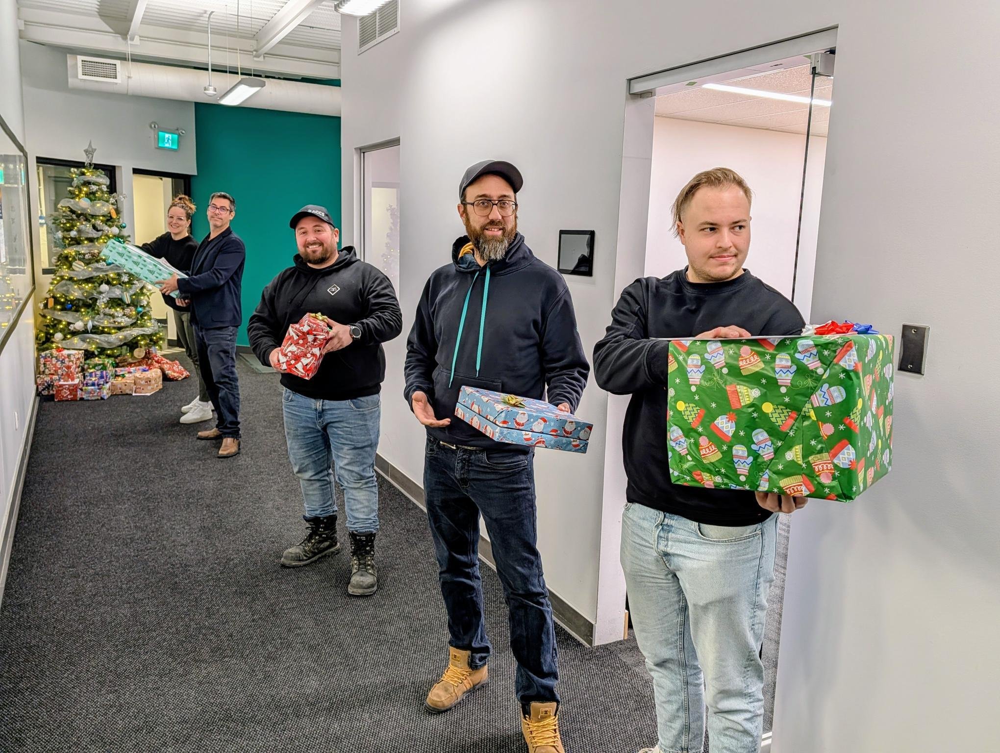 Une chaine a eu lieu pour déposer les cadeaux